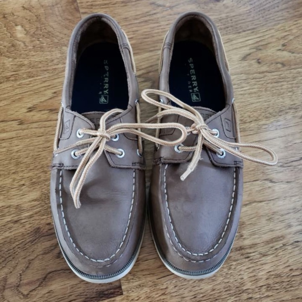 Boys Sperry’s top sider size 6